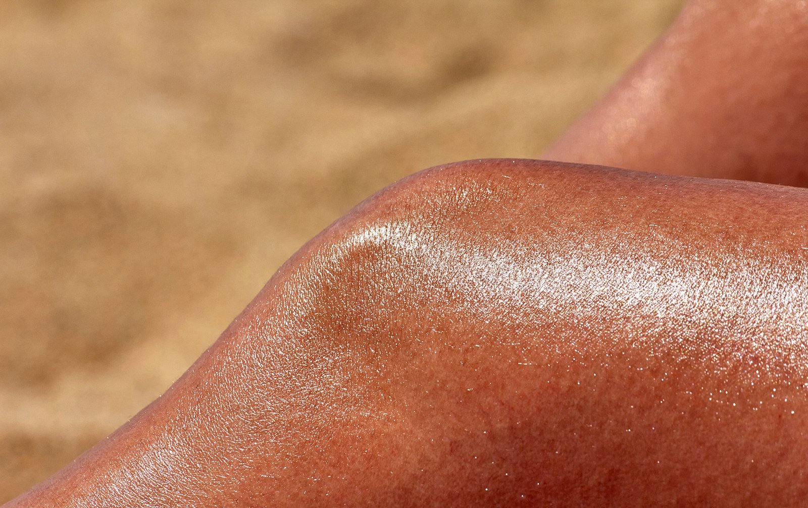 Sunscreen application, part of Nd:YAG laser aftercare Maldives clinics recommend